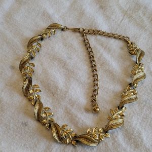 Vintage Gold Tone Leaf Pattern Choker